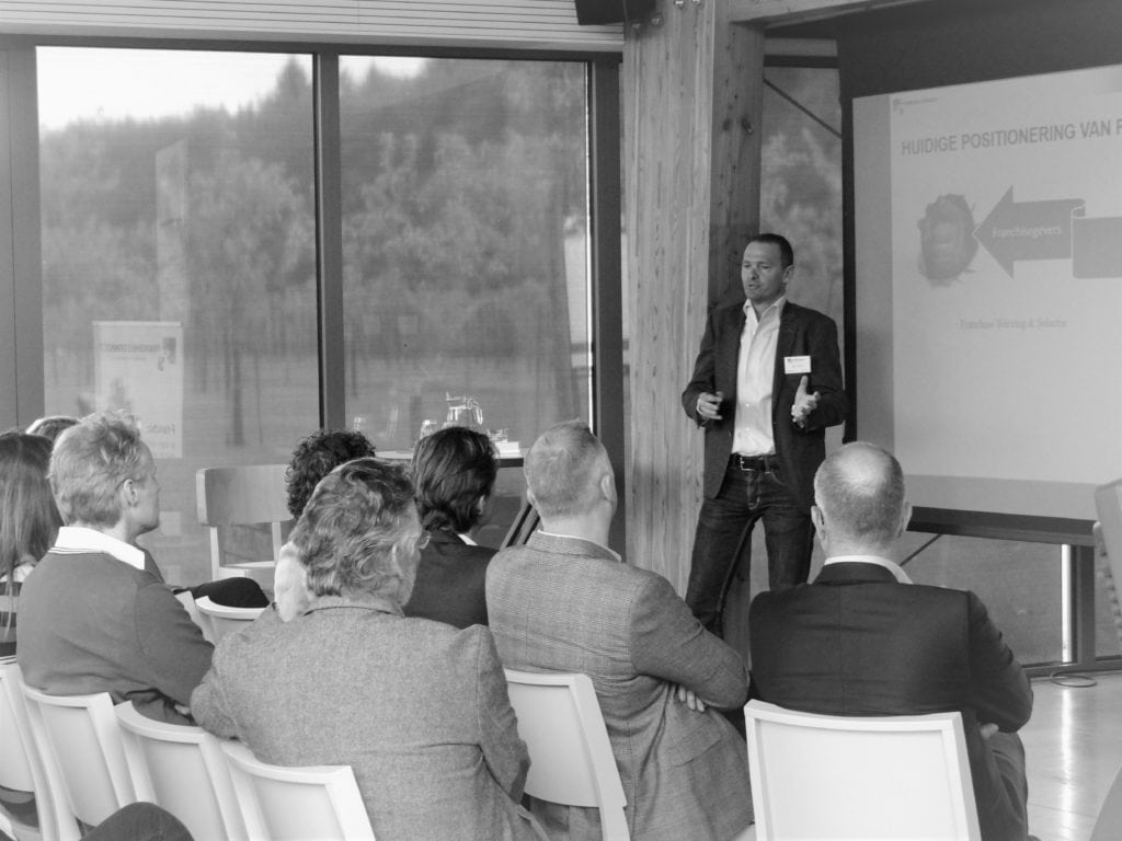Franchise consultant van Franchise Connect geeft presentatie over franchiseformules